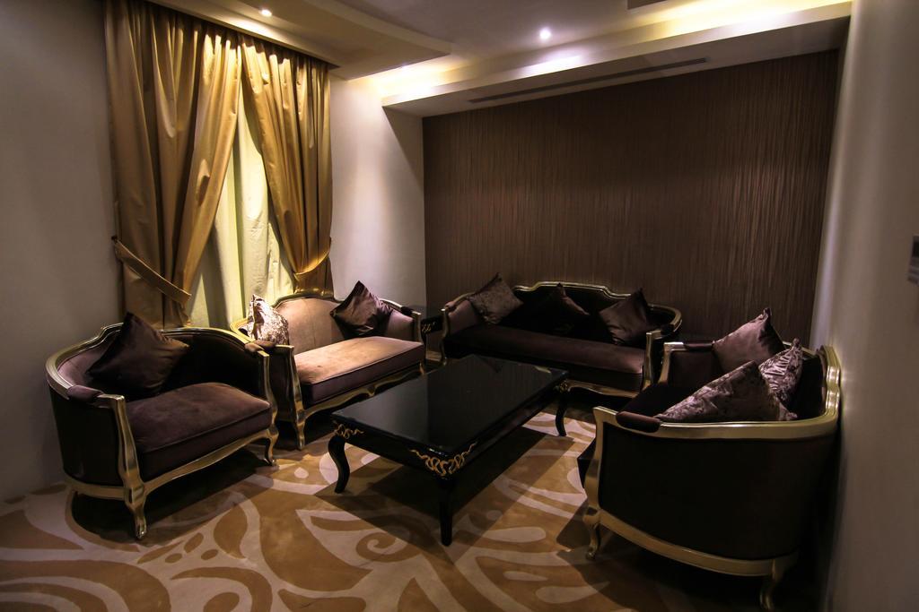 Rest Night Serviced Apartments- Alhamra Riyadh Ruang foto A living room in a hotel