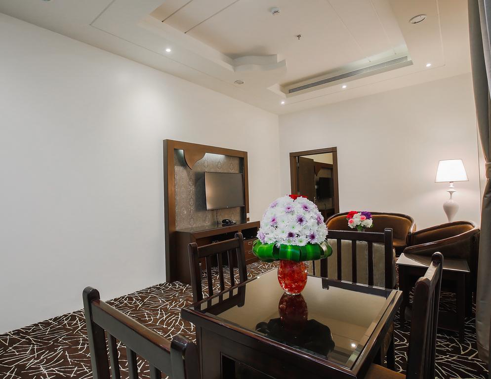 Rest Night Serviced Apartments- Alhamra Riyadh Bagian luar foto A suite at the hotel