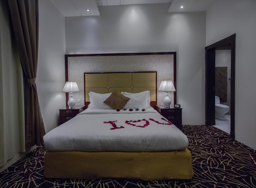 Rest Night Serviced Apartments- Alhamra Riyadh Bagian luar foto A bedroom in the hotel