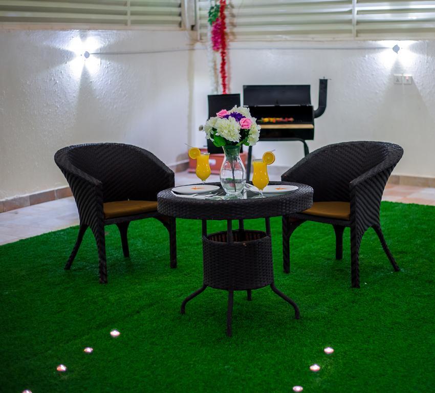 Rest Night Serviced Apartments- Alhamra Riyadh Bagian luar foto Artificial grass in a hotel
