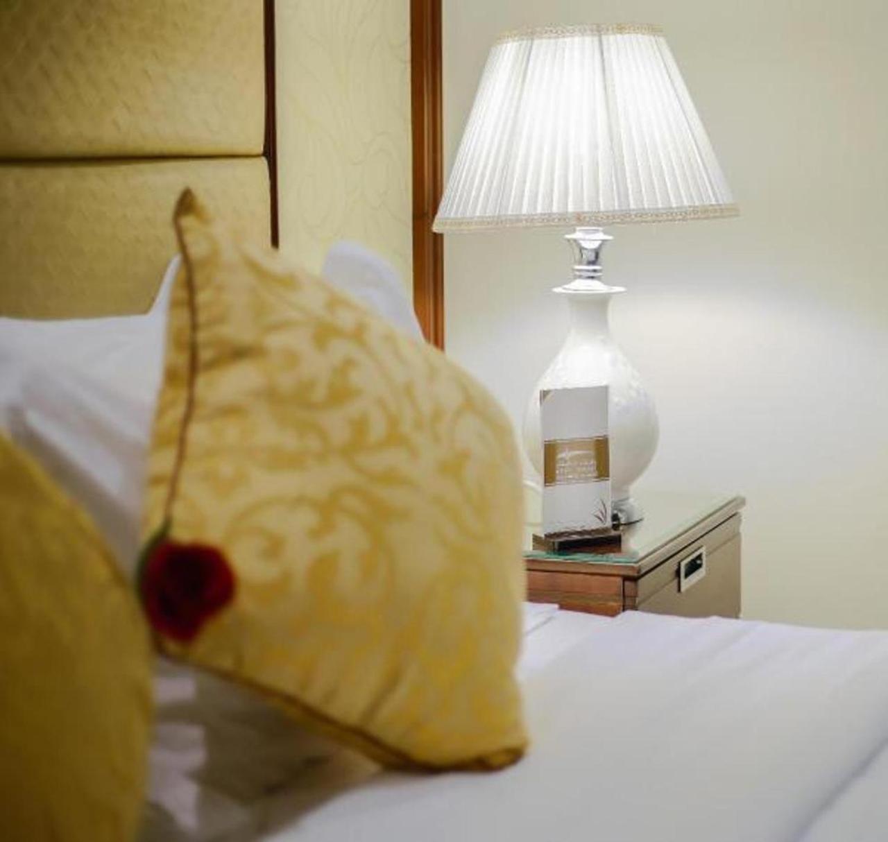 Rest Night Serviced Apartments- Alhamra Riyadh Bagian luar foto A lamp on a bedside table